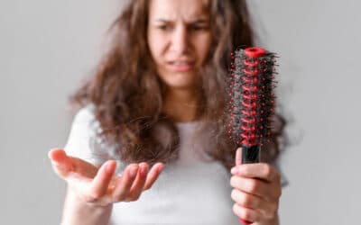¿Por qué se me cae el pelo? 7 causas comunes y cómo tratarlas
