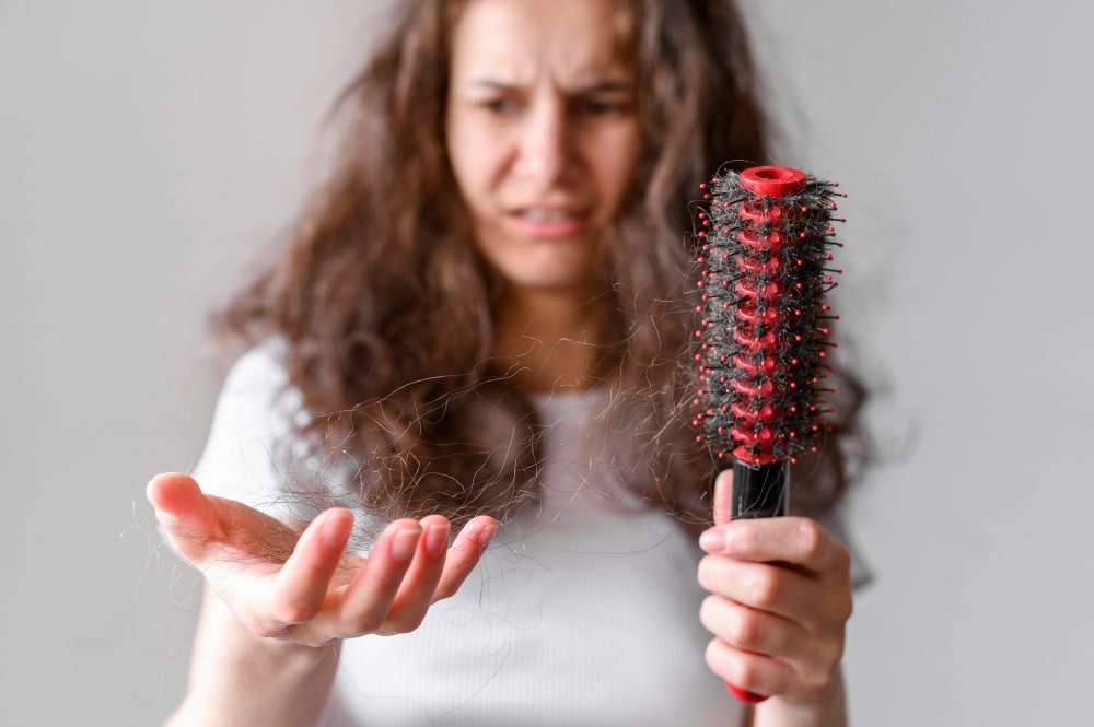 ¿Por qué se me cae el pelo? 7 causas comunes y cómo tratarlas